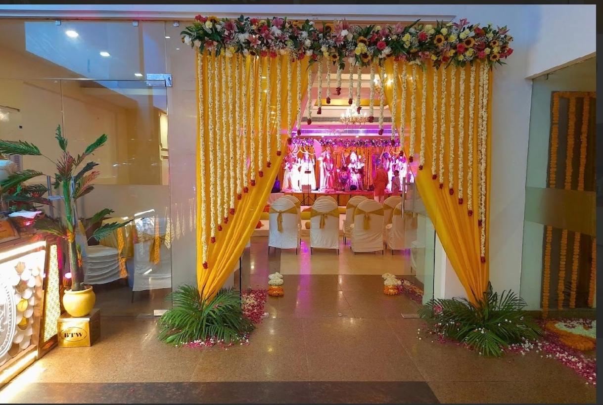 Madhuban Hotel , Нью-Дели Экстерьер фото